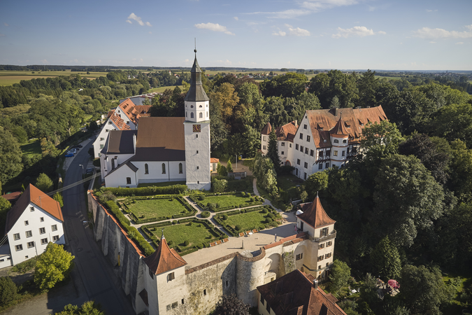 Luftaufnahme des Schlosses Neufra und dem Historischen Hängegarten sowie der Pfarrkirche Sankt Peter und Paul
