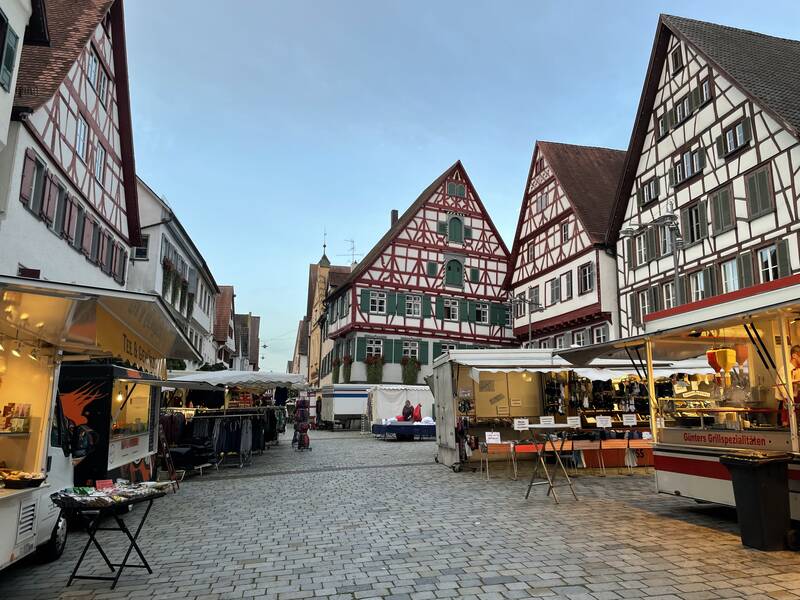 Gallusmarkt auf dem Marktplatz am frühen Morgen 