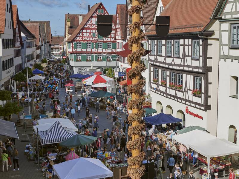 Flohmarkt am 21.05.2022 Marktplatz von oben 