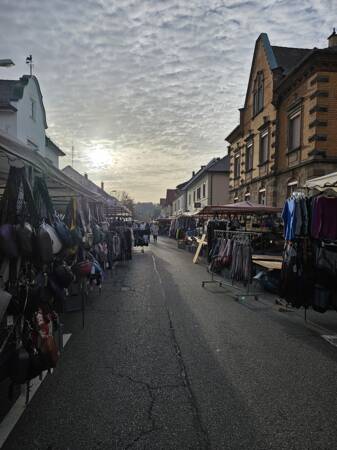 Gallusmarkt bei Sonnenaufgang, viele Stände mit Taschen und Kleidung 