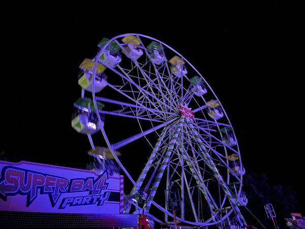 Riesenrad auf dem Vergnügungspark am Gallusmarkt bei Nacht 