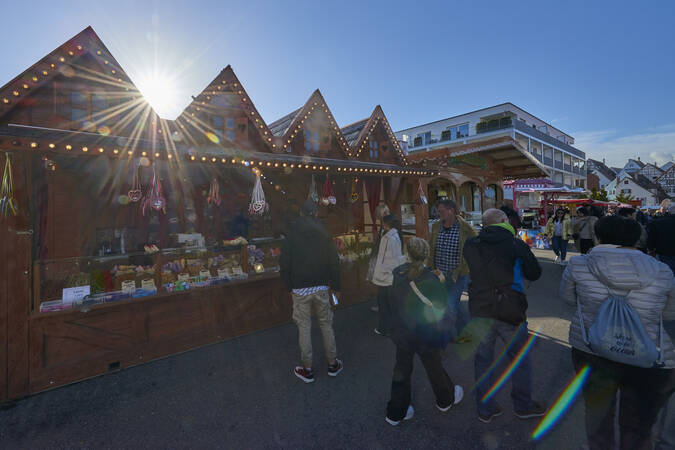 Süßigkeitenstand bei Sonne auf dem Gallusmarkt 