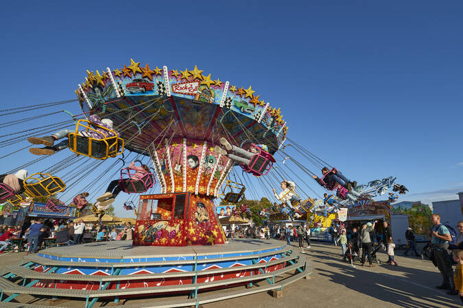 Buntes Kettenkarussell auf dem Vergnügungspark am Gallusmarkt 