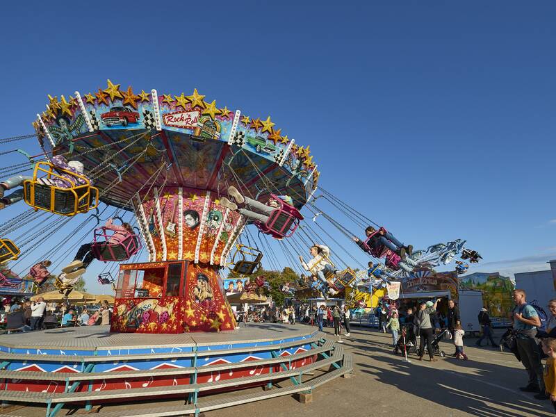 Buntes Kettenkarussell auf dem Vergnügungspark am Gallusmarkt 