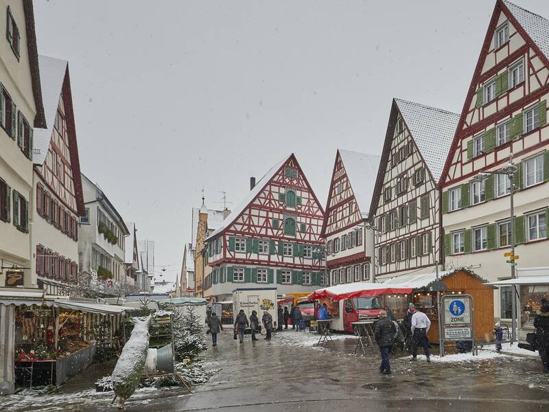 Schneebedeckter Wochenmarkt im Winter 