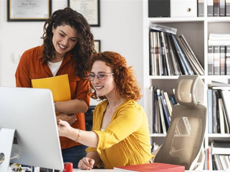 Zwei Mitarbeiterinnen arbeiten im Büro am Computer