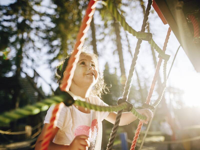 Spielendes Kind auf dem Spielplatz.