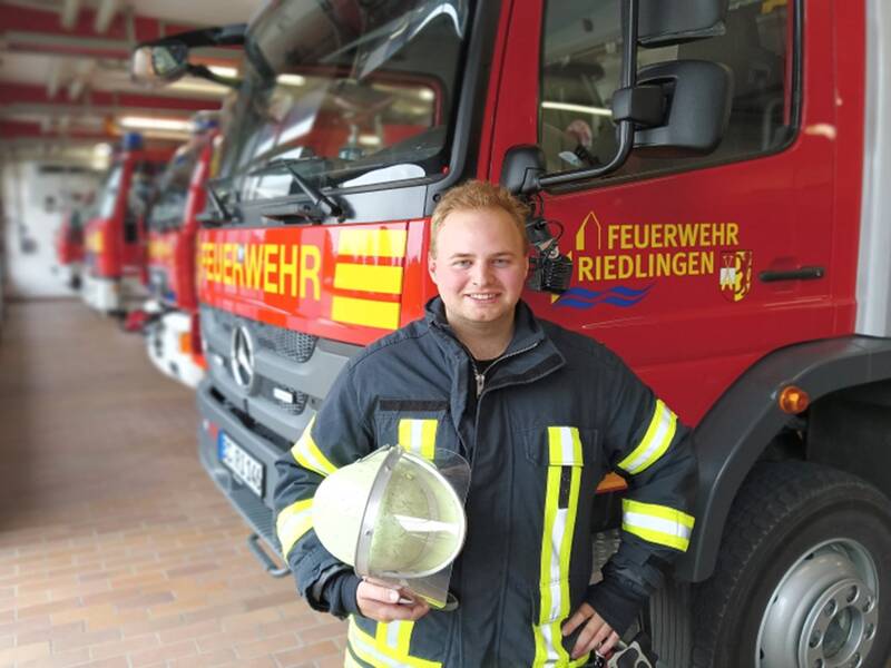 Ein Feuerwehrmann vor einem Löschfahrzeug der Feuerwehr Riedlingen.