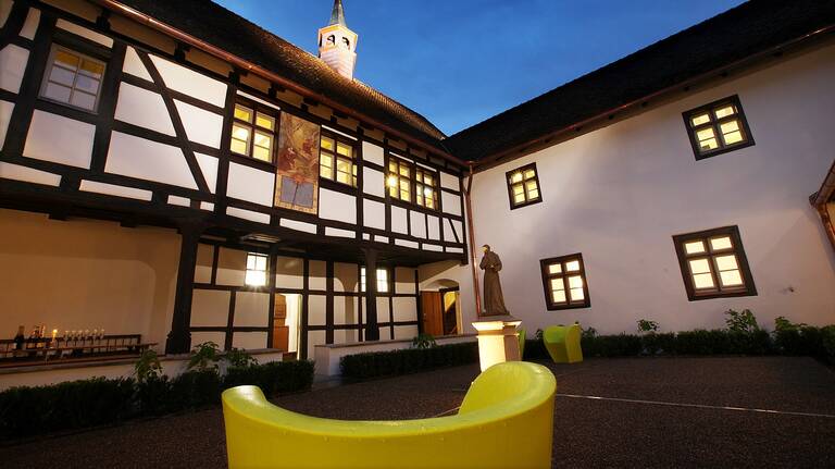 Innenhof des Kapuzinerklosters bei Nacht mit Beleuchtung