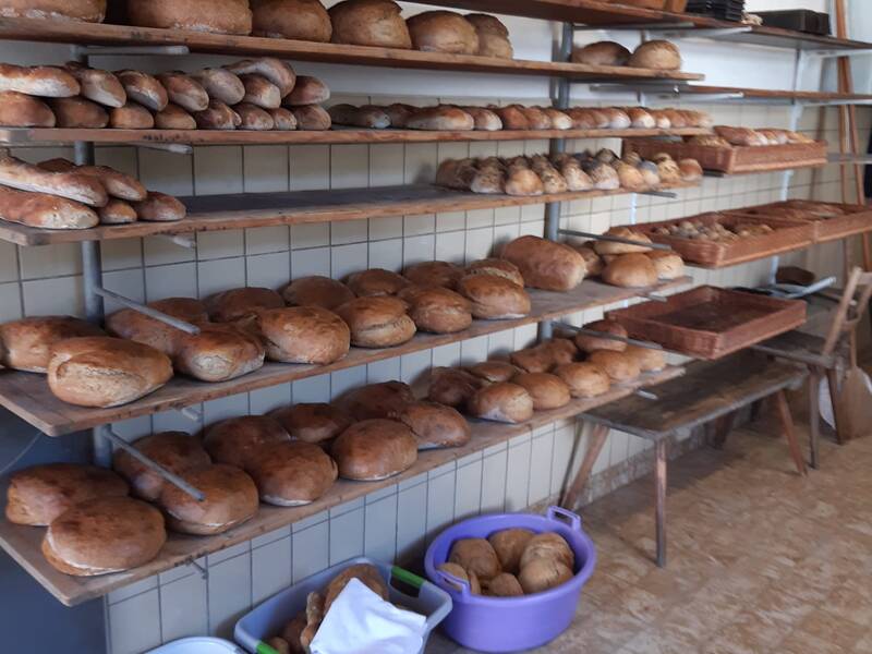 Brotsortiment auf Regalen im Backhaus