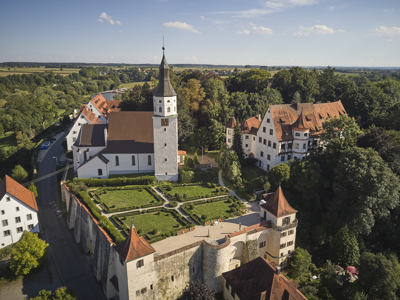 Luftaufnahme des Schlosses Neufra und dem Historischen Hängegarten sowie der Pfarrkirche Sankt Peter und Paul