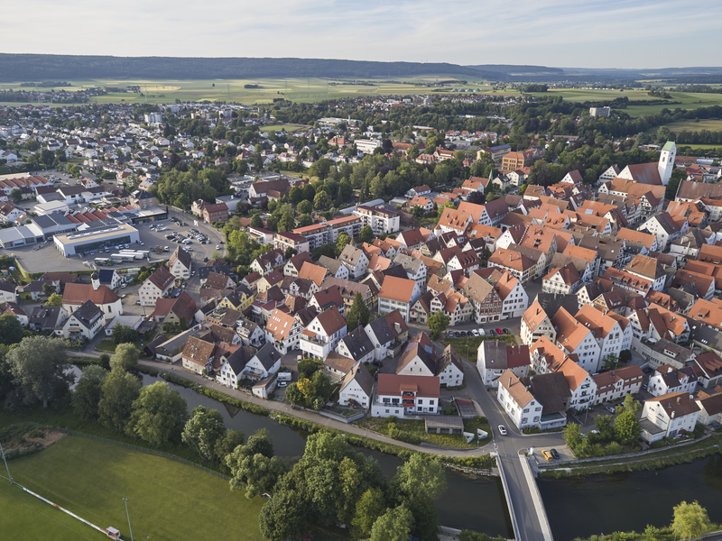 Luftaufnahme Altstadt und Donau mit Weitblick