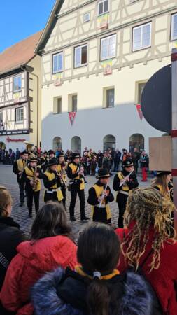 Die Stadtkapelle marschiert beim Umzug mit