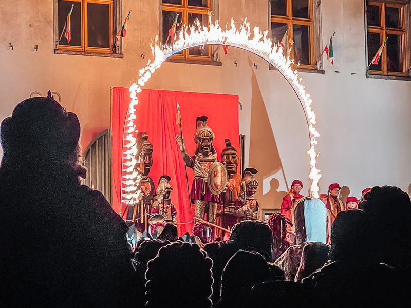 Der Gole unter einem Feuerbogen beim Gole Raus an der Riedlinger Fasnet