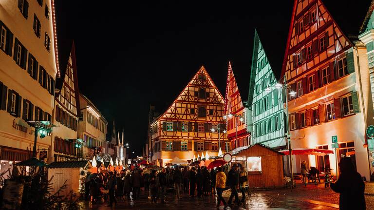 Illuminierter Marktplatz mit Marktständen