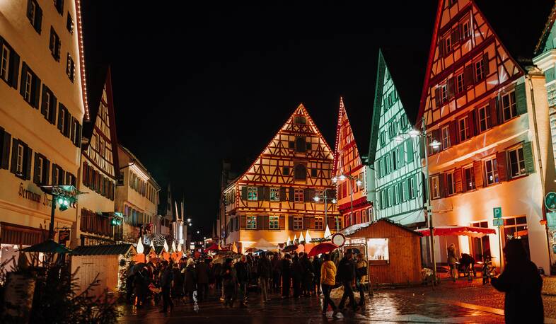 Illuminierter Marktplatz mit Marktständen