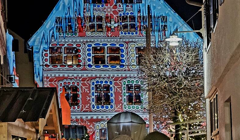 Illuminiertes Spital am Wochenmarkt - das Herz des Christkindlesmarkts