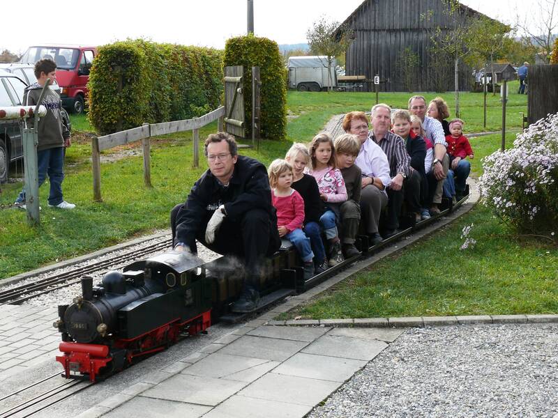 Die Dampfbahn fährt und hat Fahrgäste an Bord