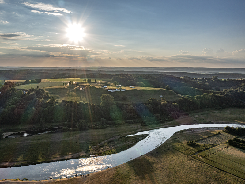 Luftaufnahme Heuneburg mit Donau im Vordergrund