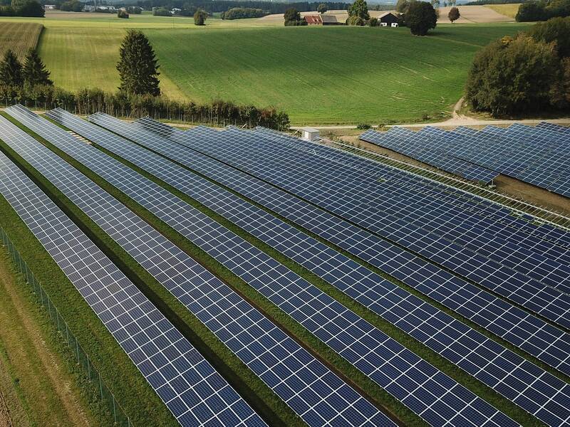 Beispielbild eines Solarparks in grüner Landschaft