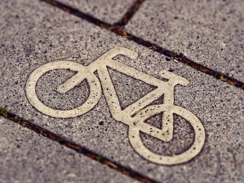 Pflasterstein mit aufgetragenem Fahrrad als Symbol für einen Radweg