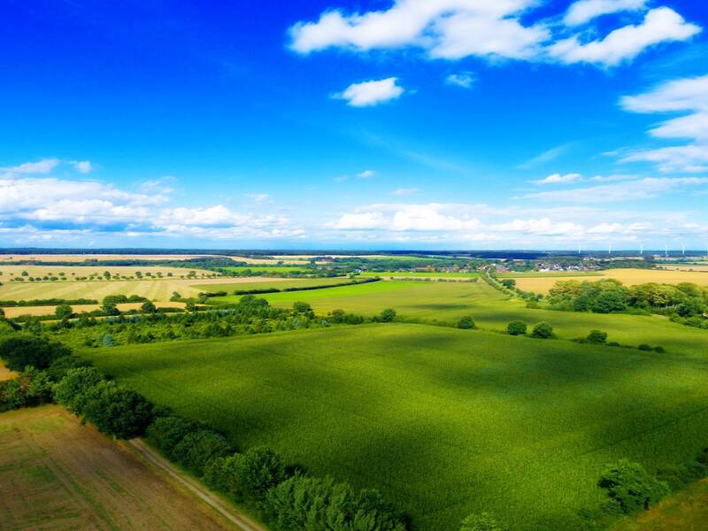 Luftaufnahme über Landschaft mit Aufteilung