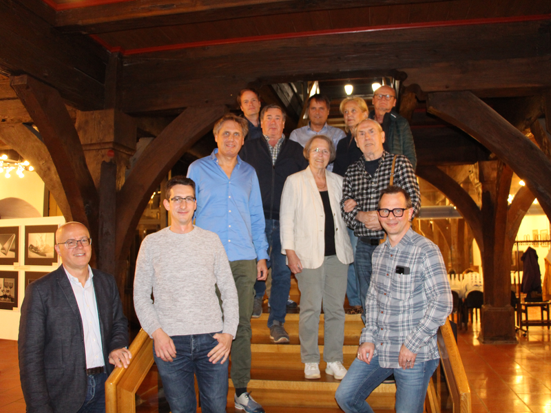 Die ausscheidenden Stadträtinnen und Stadträte der Amtsperiode 2019-2024 stehen mit Bürgermeister Marcus Schafft auf der Treppe im Foyer des Riedlinger Rathauses