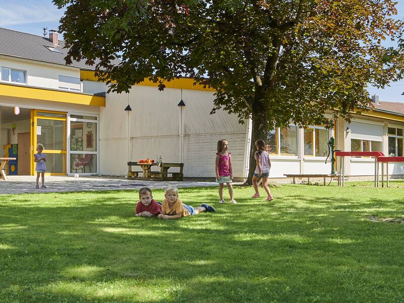 Spielwiese und Gebäude Kindergarten Sankt Maria