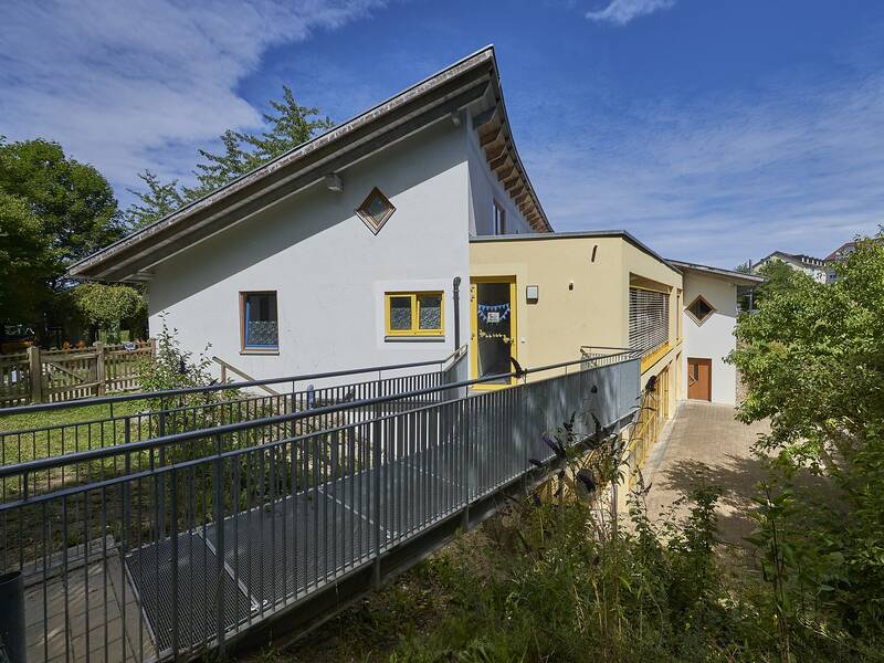 Eingangsbereich über Metallbrücke der Kindertageseinrichtung Regenbogen