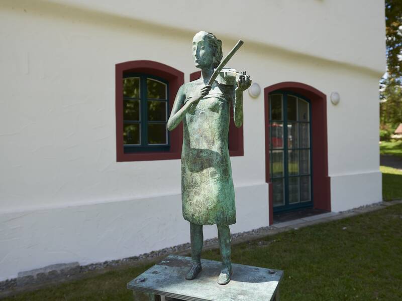 Conrad Graf-Musikschule Riedlingen, Bronzeplastik „Mädchen mit der Pappgeige“