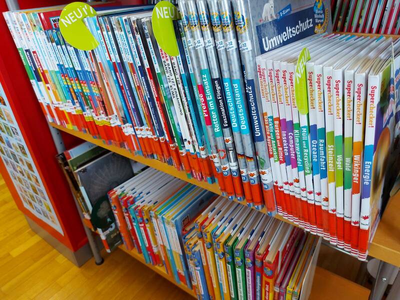 Kindersachbücher im Regal der Katholischen Öffentlichen Bücherei (KÖB) in Neufra
