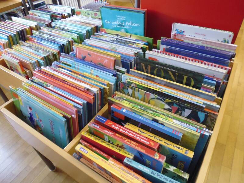 Kinderbücher zum Herausnehmen in der Katholischen Öffentlichen Bücherei (KÖB) in Neufra