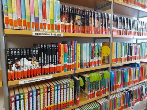 Kinderbücher für die Altersgruppe 8 bis 12 Jahre in den Regalen der Katholischen Öffentlichen Bücherei (KÖB) in Neufra