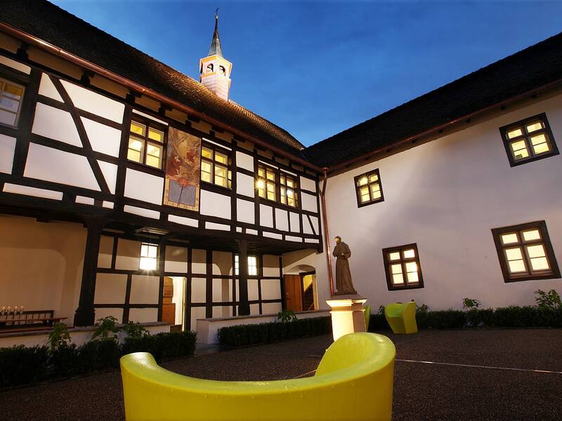 Kapuzinerkloster Kreuzgang bei Nacht