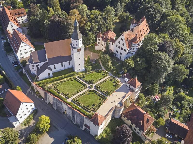 Schloss Neufra und Pfarrkirche Luftaufnahme