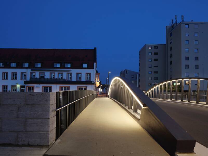Kanalbrücke Fußgängerübergang beleuchtet abends