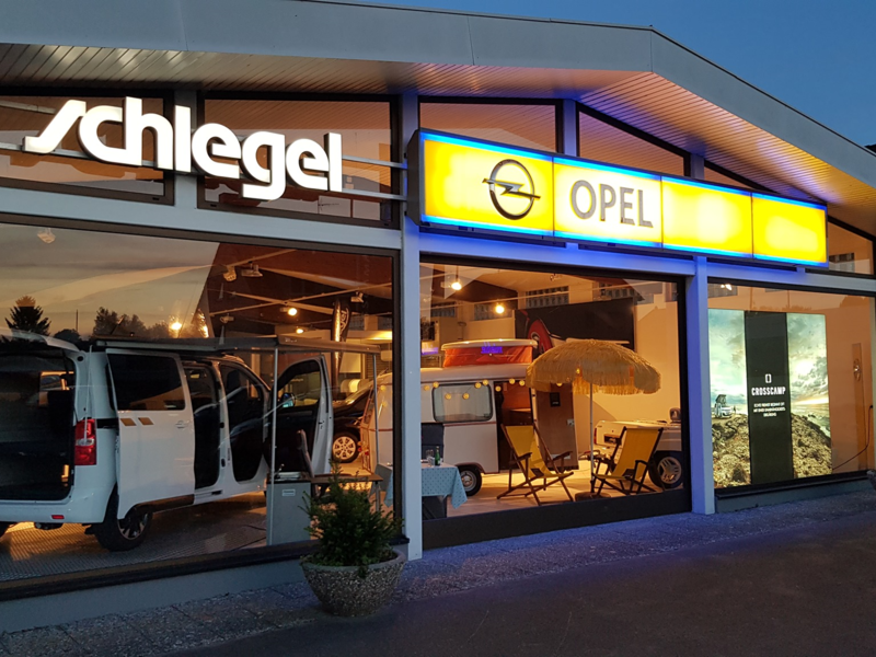 Autohaus Schlegel Bild von Verkaufshalle mit Schlegel und Opel Logo