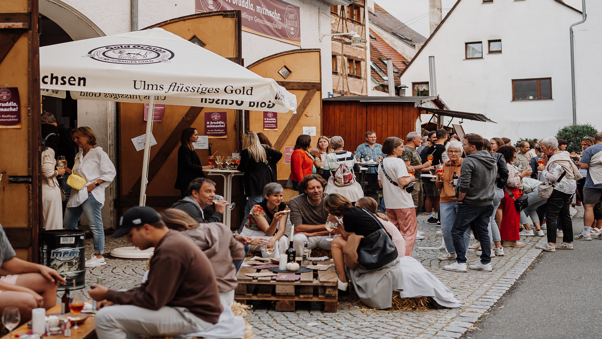 Veranstaltung mit vielen Menschen vor der Genussmanufaktur in der Riedlinger Altstadt